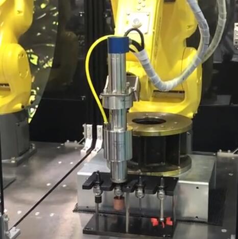 自動換刀<a href='gaosuzhuzhou.htm' class='keys' title='點擊查看關于電主軸的相關信息' target='_blank'>電主軸</a>