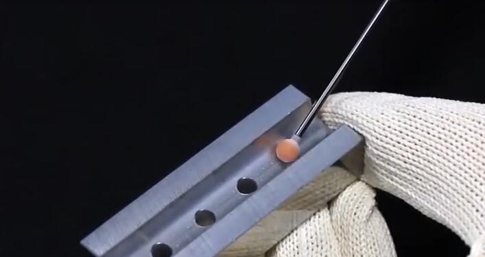 手動(dòng)去除交叉孔毛刺.jpg 手動(dòng)去除交叉孔毛刺.jpg