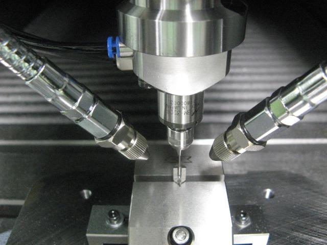 加工中心加裝<a href='/zouxinjigaopinx.htm' class='keys' title='點擊查看關于高頻銑的相關信息' target='_blank'>高頻銑</a>.png