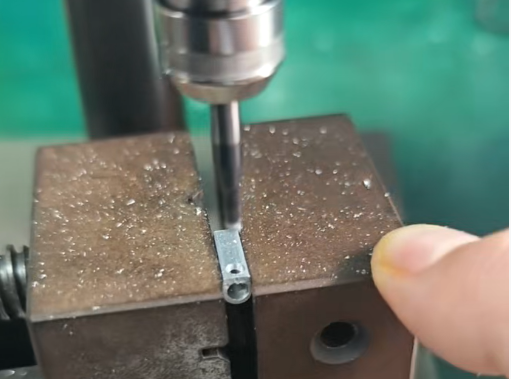 鉆孔<a href='gaosuzhuzhou.htm' class='keys' title='點(diǎn)擊查看關(guān)于電主軸的相關(guān)信息' target='_blank'>電主軸</a>.jpg